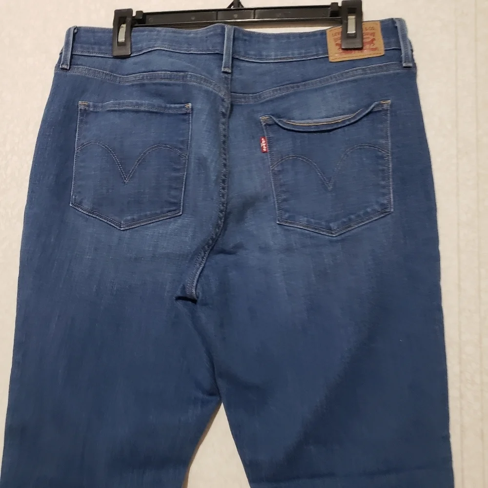 LEVI'S...Women's Blue Embroidered Jeans..SIZE:33